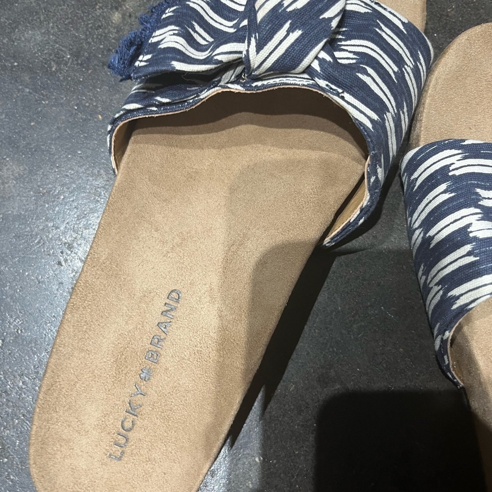 Lucky Brand Cotton Slip-on sandals
Size 9
Excellent condition - Picture 5 of 8